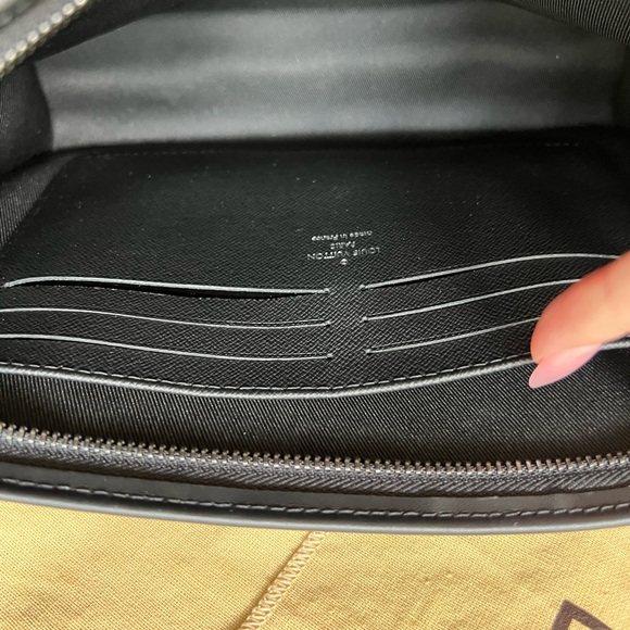 Authentic like new Louis Vuitton black monogram toiletry pouch 26 - Picture 5 of 10